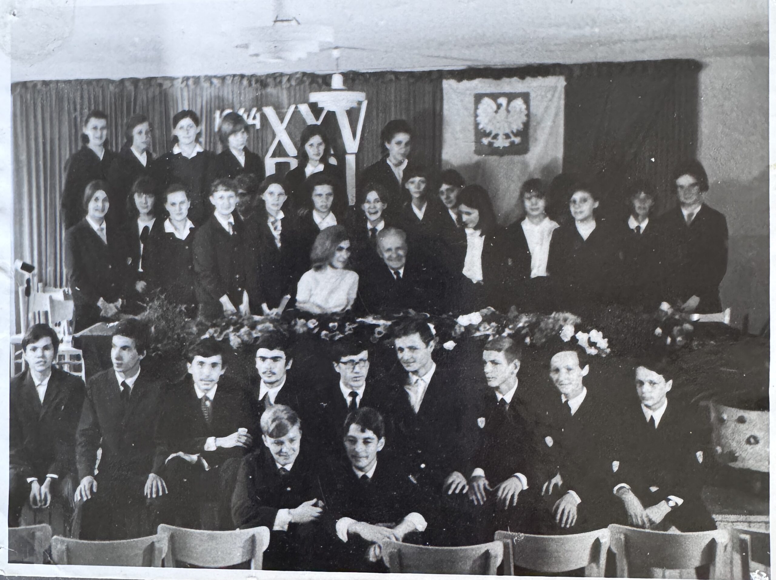 Pożegnanie dyrektora Goreckiego, czerwiec 1969 r. Siedzą: Maria Jakubczak i Jan Gorecki. Od lewej od góry: Barbara Borgosz, Małgorzata Wrońska, Zofia Staszel, Maria Kośmińska, Maria Walkosz, Jadwiga Jakubiak, Danuta Sitarz, Stanisława Szostak, Anna Bobak, Krystyna Bobak, Bożena Kurzawska, Maria Król, Małgorzata Jędrzejowska, Barbara Niemczyk, Małgorzata Krok, Halina Tylka, Anna Dobrowolska, Barbara Ziach, Bożena Hoły, Jadwiga Marchewka. Chłopcy: Jerzy Filar, Stanisław Siudut, Grzegorz Kranik, Julian Klamerus, Stanisław Pajor, Stanisław Staszel, Tadeusz Andrzejak, Bronisław Stoch, Jacek Szczerba, Mieczysław Mika, Bogdan Kąkolecki