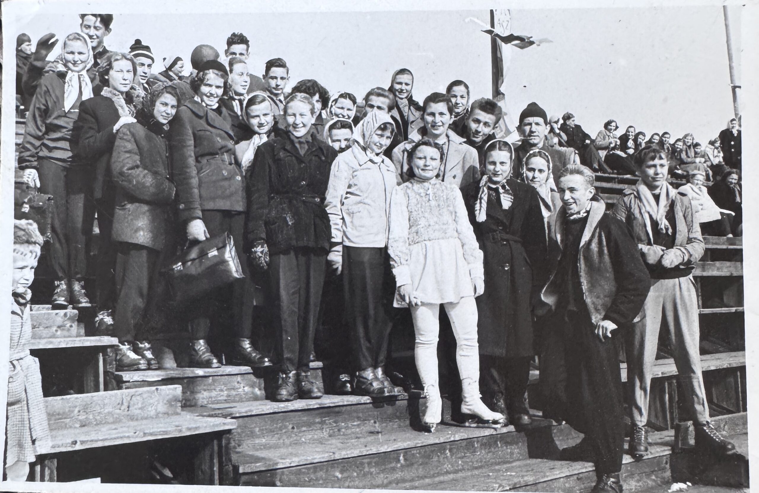 Klasa X b (część) - 26.II.1954 r. (w niewiadomym porządku) Orange Maria, Sommer Krystyna, Timer Ewa, Jaroszkiewicz Urszula, Sroczyńska Urszula, Gondek Eugenia, Sikoń Janina, Łukaszczyk Janina, Wójcik Barbara, Pawlikowska, Czyż Danuta, Rozmus, Hyła P., Proszowski Z., Golak A., Chodorowski Marek, Kasprzak Janina, Jakubowski Jerzy, Guzik Tadeusz