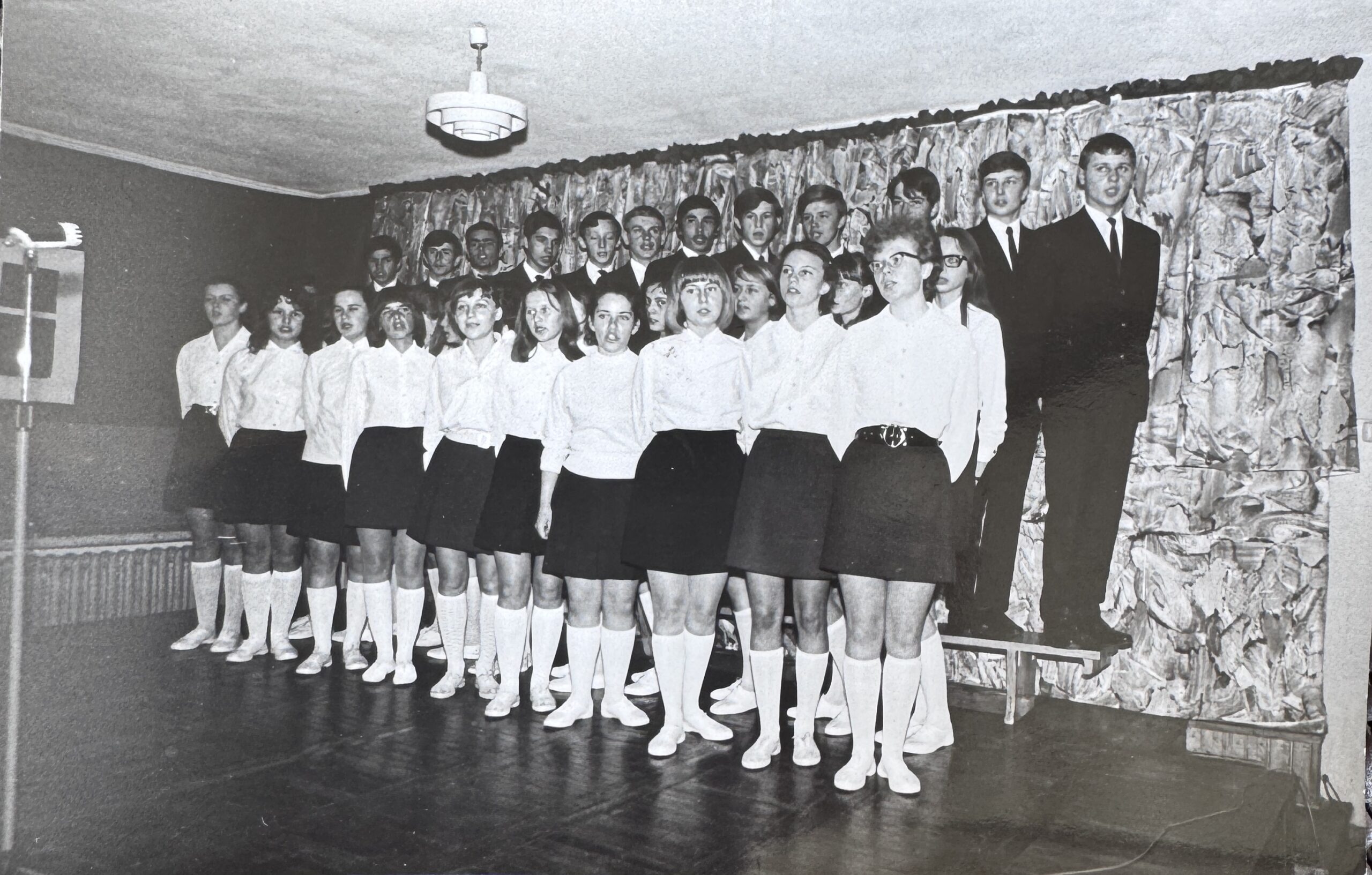 "Wieczernica". 25.IV.1970. Pierwsza od prawej: Jadwiga Marchewka
